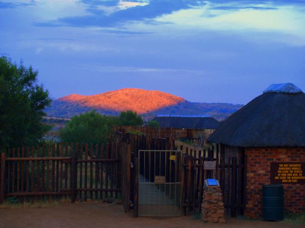 Sonnenuntergang in Pilanesberg, Südafrika