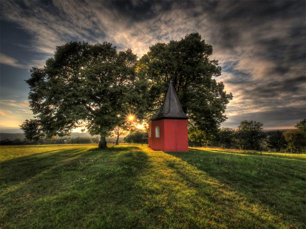 Sommerabend an der roten Kapelle – Anna Kapelle-