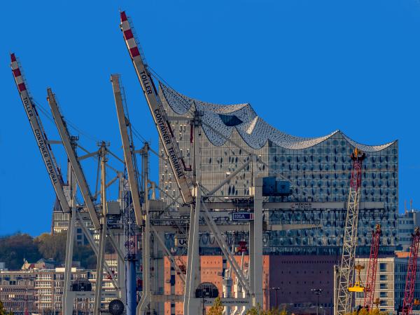 Die Elbphilharmonie mit Blick vom Energieberg Hamburg