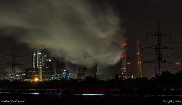 Braunkohlekraftwerk Weisweiler - von Wolken umhüllt