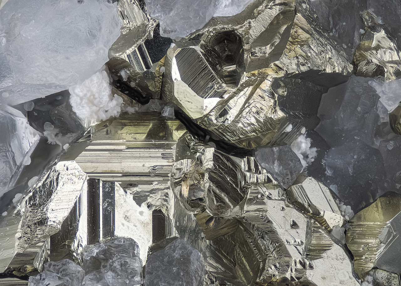 04_Pyrit-of-Quarz_Huanzala-Mine_Peru_230B_Semiplan6-3_4LED.jpg