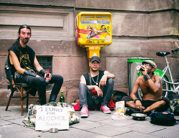 Männergruppe mit Briefkasten