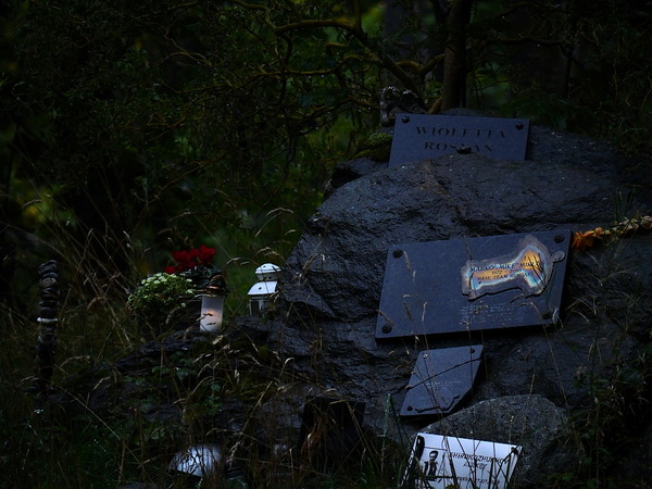 Gedenkstätte für gestürzte Basejumper mitten in der Pampa vom Lauterbrunnental - BE, CH - P9060204BB.jpg