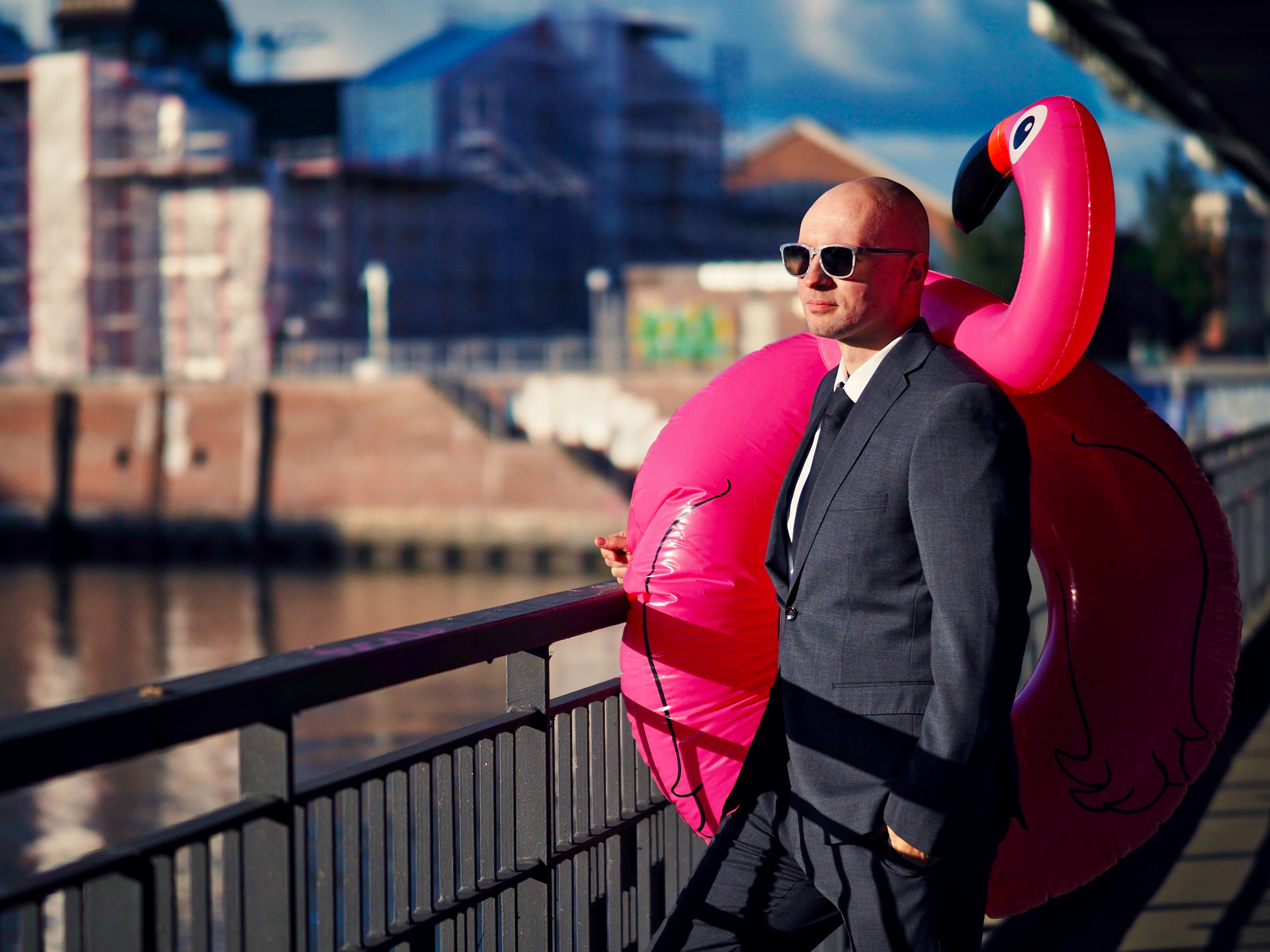 Der Mann mit dem rosa Flamingo