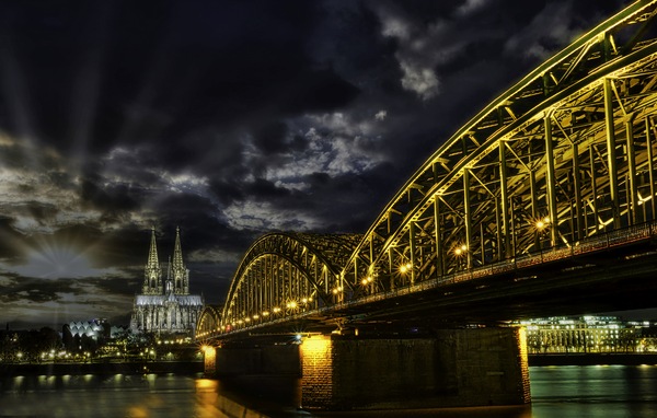 Kölner Dom im Sonnenstrahl_web.jpg