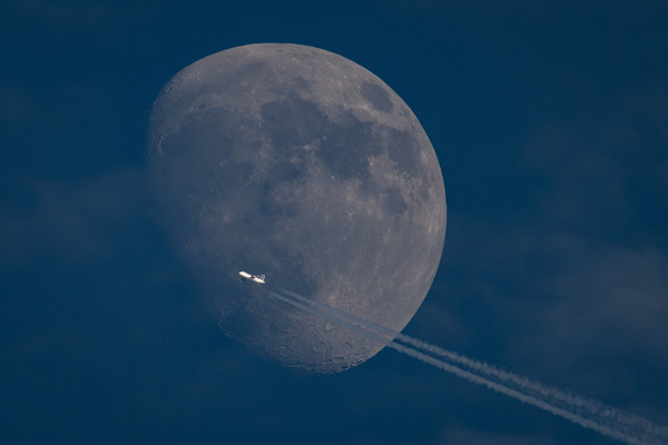 Und wieder Flugzeug im Mond