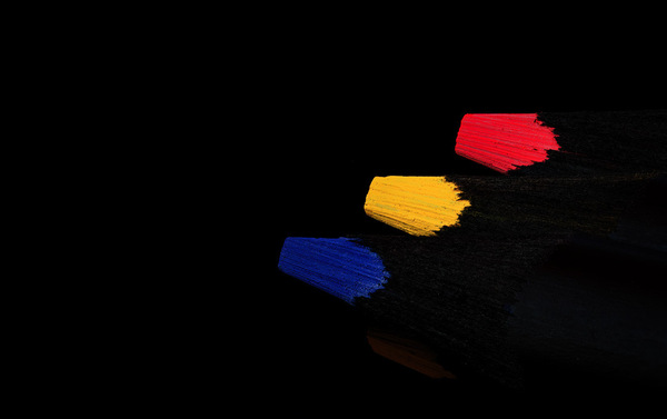 WT-24: Drei Farbstifte auf einer Acrylplatte